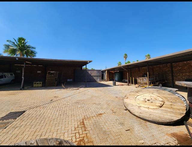 800M² WAREHOUSE FOR SALE IN EAST LYNNE